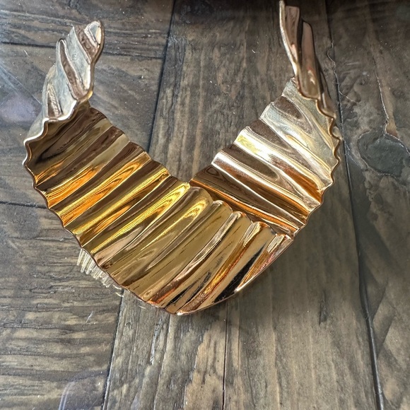 Vtg 1994 Avon Glossy Style Large Ruffled Gold Tone Pierced Earrings And Cuff Set - Picture 6 of 8